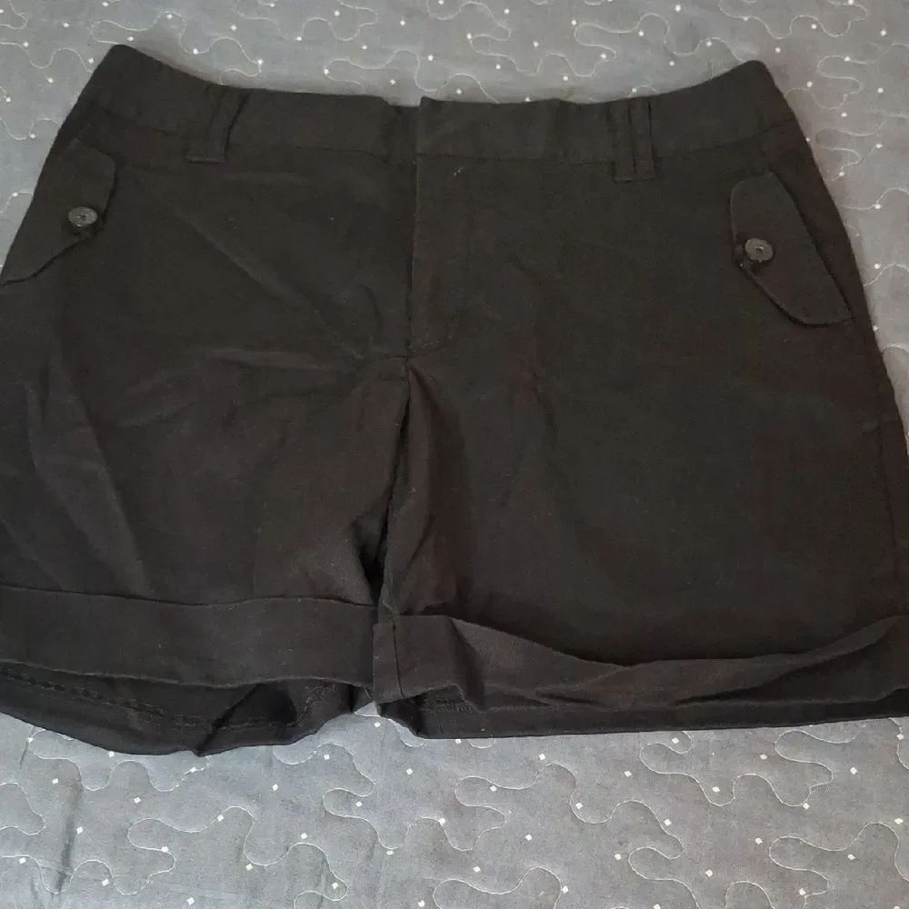 Kristin Davis Women’s Black Cuffed Shorts size 4
